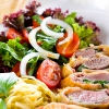 schweinefilet-im-mantel-mit-tagliatelle-und-salat