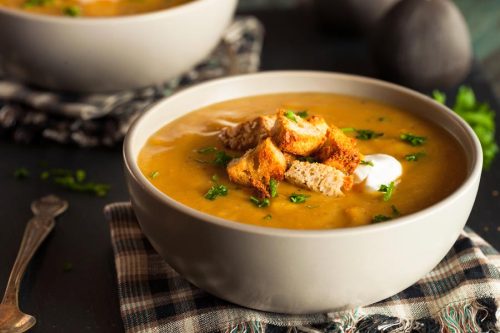 Butternuss-Kürbis-Suppe mit krossen Brotstückchen