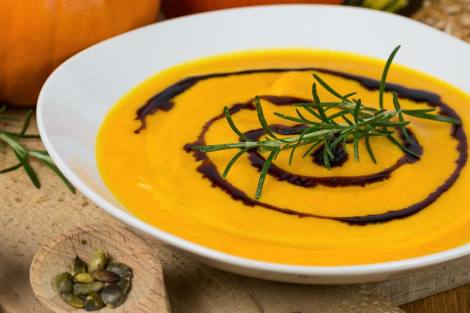 Kürbissuppe Rosmarin und Kernöl