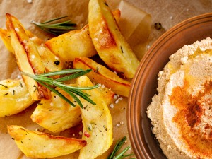 Hummus mit Kartoffelecken