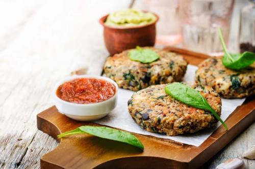 Quinoa-Buletten-mit-Tomaten-Dip