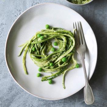 Zucchini-Spaghetti-mit-Mandel-Basilikum-Pesto-und-frischen-Erbsen