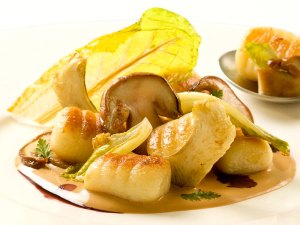 Gnocchi mit Pilzen in Mandelchreme und Baby Romana Salat
