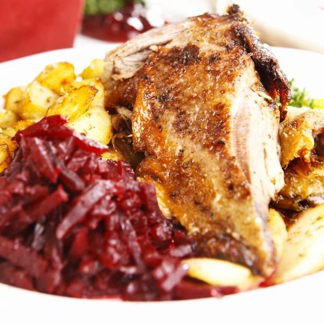 Knusprig gebratene Ente mit Blaukraut und Kartoffelspalten